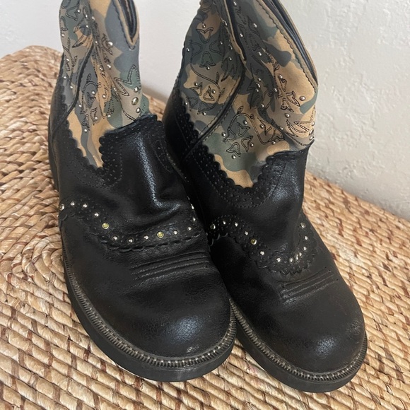 Ariat woman’s cowgirl boots size 9.5 black camo - Picture 2 of 9
